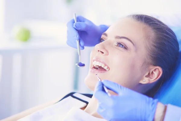 Jovem Paciente do sexo feminino com boca aberta examinando inspeção dentária no consultório odontológico. — Fotografia de Stock