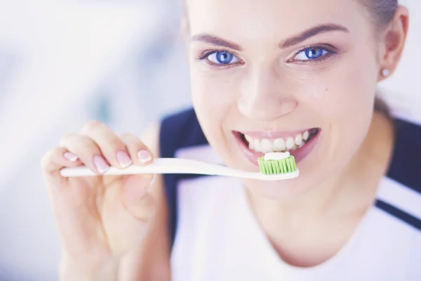 Junges hübsches Mädchen pflegt Mundhygiene mit Zahnbürste. — Stockfoto