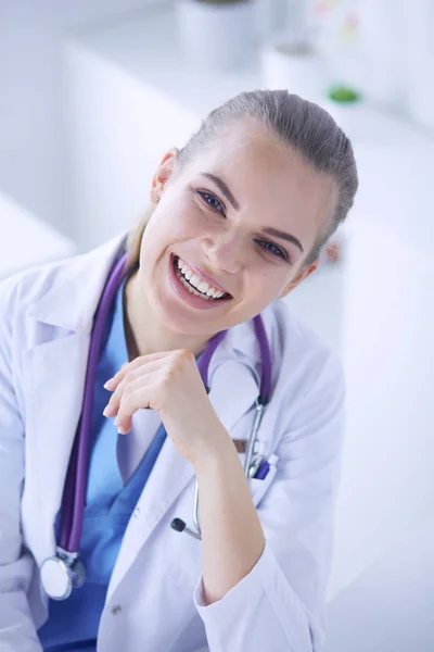 Gros plan Portrait d'une femme médecin amicale avec stéthoscope souriant à la caméra. — Photo