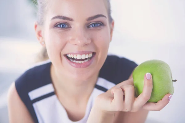 Närbild porträtt av friska leende kvinna med grönt äpple. — Stockfoto