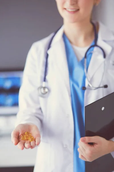 Detailní záběr lékařských rukou držících pilulky na klinice. — Stock fotografie