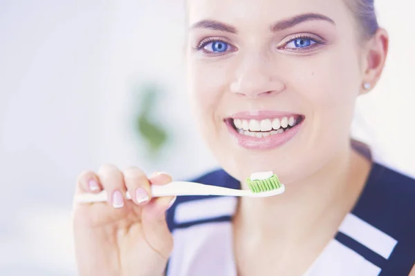 Jovem menina bonita mantendo a higiene oral com escova de dentes . — Fotografia de Stock