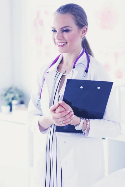 Dottore sorridente con una cartella in piedi uniforme — Foto Stock