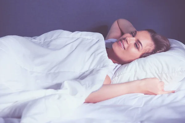 Hermosa joven rubia durmiendo en la cama —  Fotos de Stock