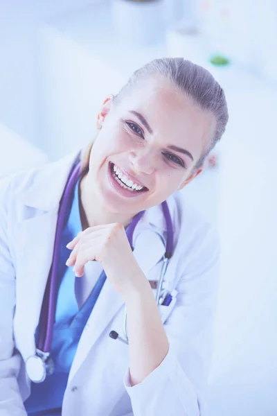 Gros plan Portrait d'une femme médecin amicale avec stéthoscope souriant à la caméra. — Photo