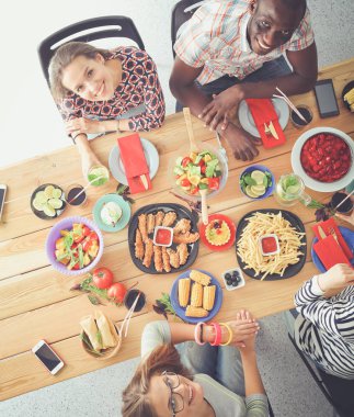 Birlikte bir masada oturan üç kadın. Masaya yiyecek. İnsanlar hızlı yemek yemek.