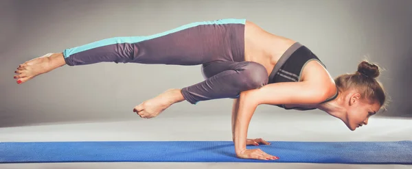 Portrait de fille sportive faisant du yoga exercice d'étirement. yoga — Photo