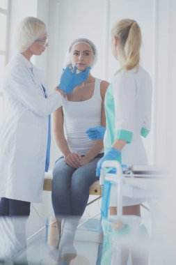 Tıbbi ekipman: Beyaz arka planda mavi steteskop ve tablet. Tıbbi ekipman