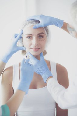 Tıbbi ekipman: Beyaz arka planda mavi steteskop ve tablet. Tıbbi ekipman