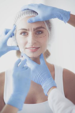 Tıbbi ekipman: Beyaz arka planda mavi steteskop ve tablet. Tıbbi ekipman