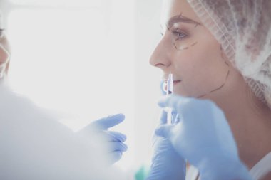 Tıbbi ekipman: Beyaz arka planda mavi steteskop ve tablet. Tıbbi ekipman