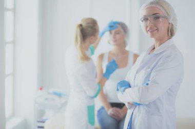 Tıbbi ekipman: Beyaz arka planda mavi steteskop ve tablet. Tıbbi ekipman