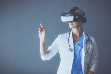 Sanal gerçeklik gözlüğü takan kadın doktor beyaz arka planda izole edilmiş..