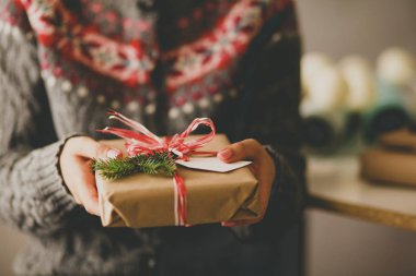 Noel hediye kutusu tutan kadın elleri. Noel