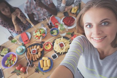 Öğle yemeği sırasında selfie çeken bir grup insan. Kendim. Arkadaşız. Arkadaşlar yemek yerken fotoğraflanır.