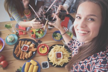 Öğle yemeği sırasında selfie çeken bir grup insan. Kendim. Arkadaşız. Arkadaşlar yemek yerken fotoğraflanır.