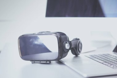 Bilgisayarlı sanal gerçeklik gözlükleri. İş. 3D teknoloji