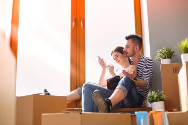 Evde pencere kenarında oturan hareketli çift. Çift