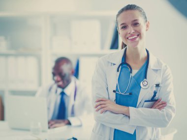 Tıp doktoru ofiste yakın çekim için el sıkışmayı teklif ediyor. Doktorlar.