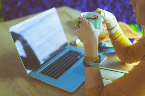 Jovem segurando cartão de crédito e usando computador portátil. Conceito de compras online — Fotografia de Stock