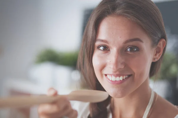 Mujer Cocinera Cocina Con Cuchara Madera Mujer Cocinera —  Fotos de Stock