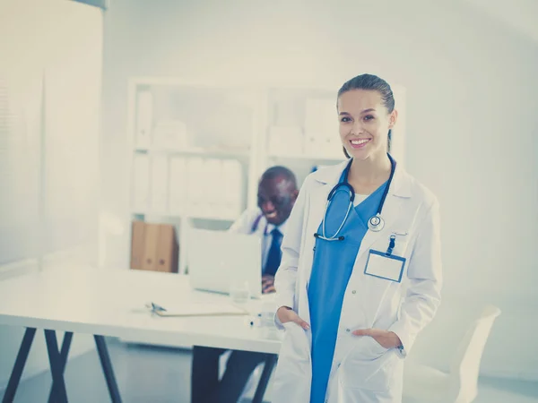 Medizinerin reicht Hand zum Händeschütteln in Großaufnahme. Ärzte — Stockfoto