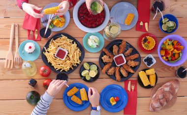 İnsanlar içecekler yemek masasında otururken. Masaya yiyecek. Masaya yiyecek. İnsanlar hızlı yemek yemek.