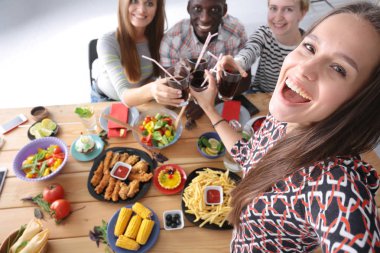 Öğle yemeği sırasında selfie çeken bir grup insan. Kendim. Arkadaşız. Arkadaşlar yemek yerken fotoğraflanır.