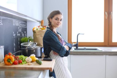 Mutfakta masada oturan genç kadın.