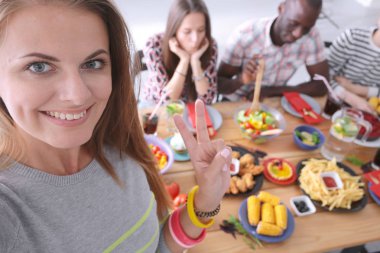 Öğle yemeği sırasında selfie çeken bir grup insan. Kendim. Arkadaşız. Arkadaşlar yemek yerken fotoğraflanır.
