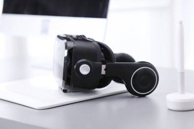 Bilgisayarlı sanal gerçeklik gözlükleri. İş. 3D teknoloji