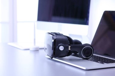 Bilgisayarlı sanal gerçeklik gözlükleri. İş. 3D teknoloji