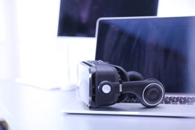 Bilgisayarlı sanal gerçeklik gözlükleri. İş. 3D teknoloji