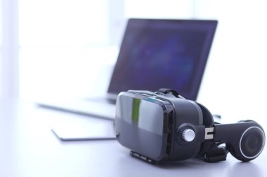 Bilgisayarlı sanal gerçeklik gözlükleri. İş. 3D teknoloji