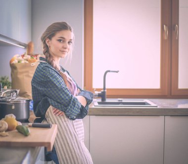 Mutfakta masada oturan genç kadın.