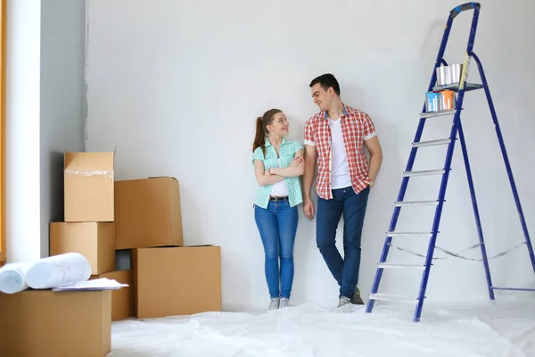 Portrait of young couple moving in new home. Young couple — Stock Photo, Image