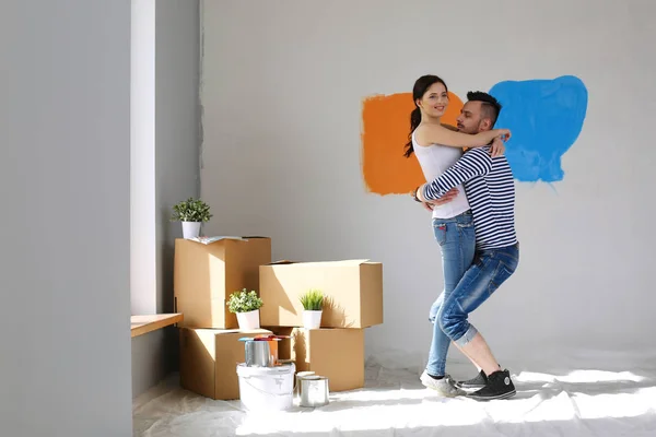 Happy young couple moving in new house. young couple — Stock Photo, Image