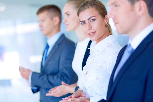 Lachende mensen uit het bedrijfsleven een goede presentatie in het kantoor te applaudisseren. Glimlachende zakenmensen — Stockfoto