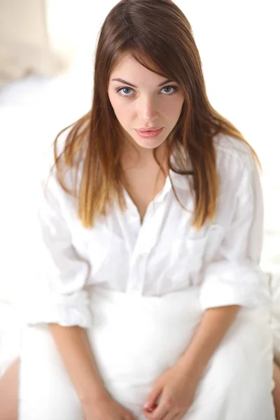 Portret van mooie jonge vrouw gezicht. geïsoleerd op witte achtergrond. — Stockfoto