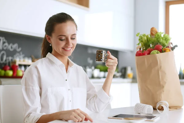 Young woman planning expenses and paying bills on her kitchen. — Stock Photo, Image