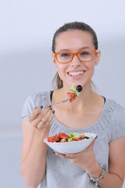 Una chica hermosa comiendo comida saludable. Hermosa chica — Foto de Stock