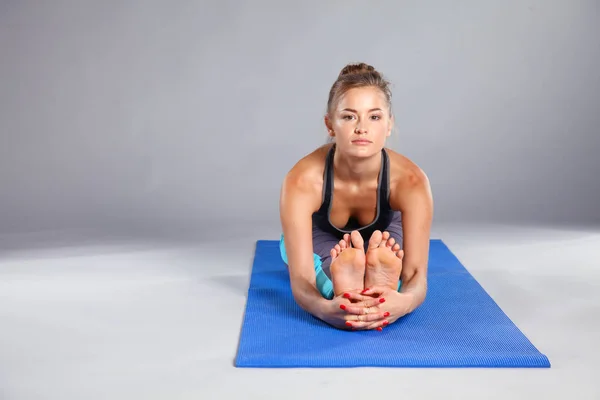 Portret sport dziewczyna robi joga, stretching ćwiczenia. Joga — Zdjęcie stockowe