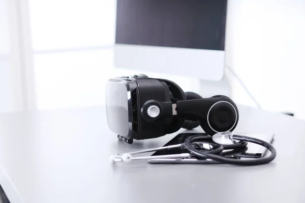 Virtual-Reality-Brillen auf dem Schreibtisch mit Laptop. Geschäft. 3D-Technologie — Stockfoto