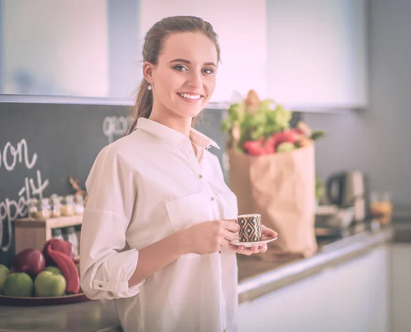 Junge Frau plant Ausgaben und bezahlt Rechnungen für ihre Küche. — Stockfoto