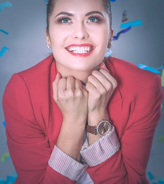 Portreit hermosa mujer feliz en la fiesta de celebración con confeti. Cumpleaños o Nochevieja celebrando concepto . — Foto de Stock