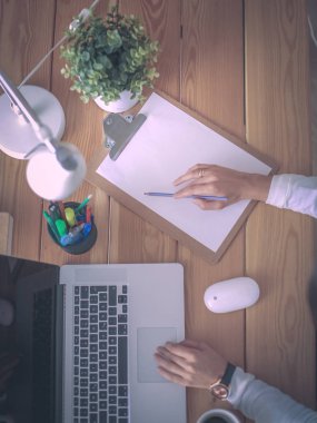 Masada oturan genç bir kadın..