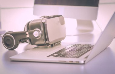 Bilgisayarlı sanal gerçeklik gözlükleri. İş. 3D teknoloji