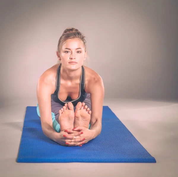 运动女孩做瑜伽伸展运动的肖像。瑜伽 — 图库照片