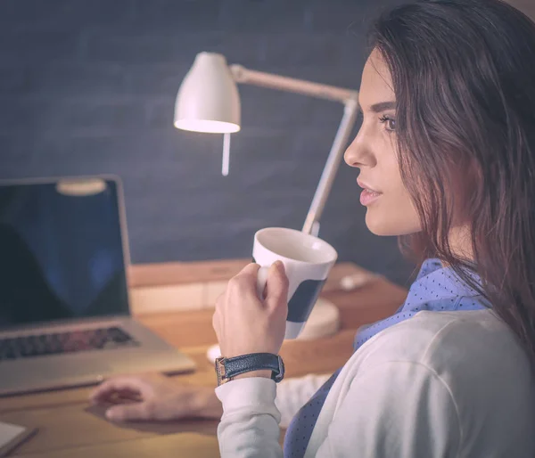 Portret zrelaksowanej młodej kobiety siedzącej przy biurku trzymającej filiżankę kawy. Bizneswoman. Miejsce pracy — Zdjęcie stockowe