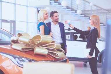 Bir erkek karısına bir araba hediye eder. O buna şaşırdı. Bu konuda çok mutlular.